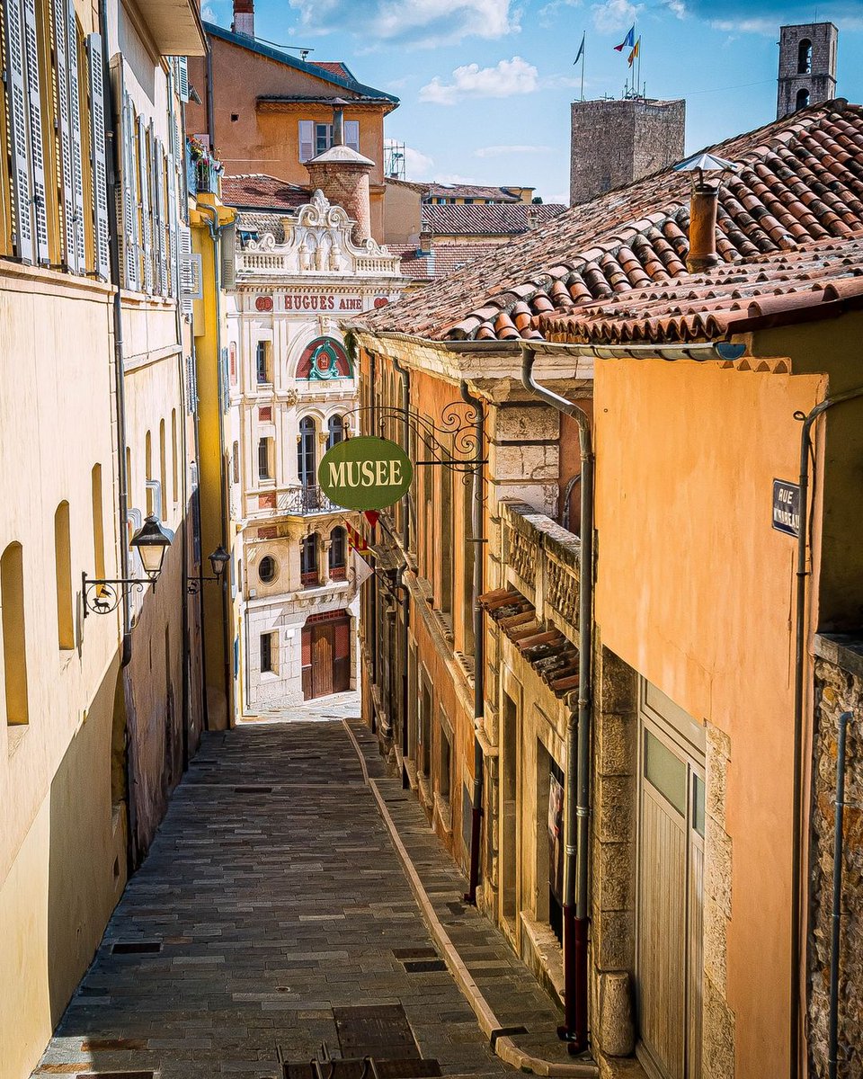 🏛️Plongez dans l'atmosphère envoûtante de la rue Mirabeau à Grasse, véritable artère du centre historique de Grasse, reliant le Musée d'Art et d'Histoire de Provence🌿

📷 @villedegrasse
📍@OTPaysdeGrasse

#CotedAzurFrance @AlpesMaritimes @euro_tour