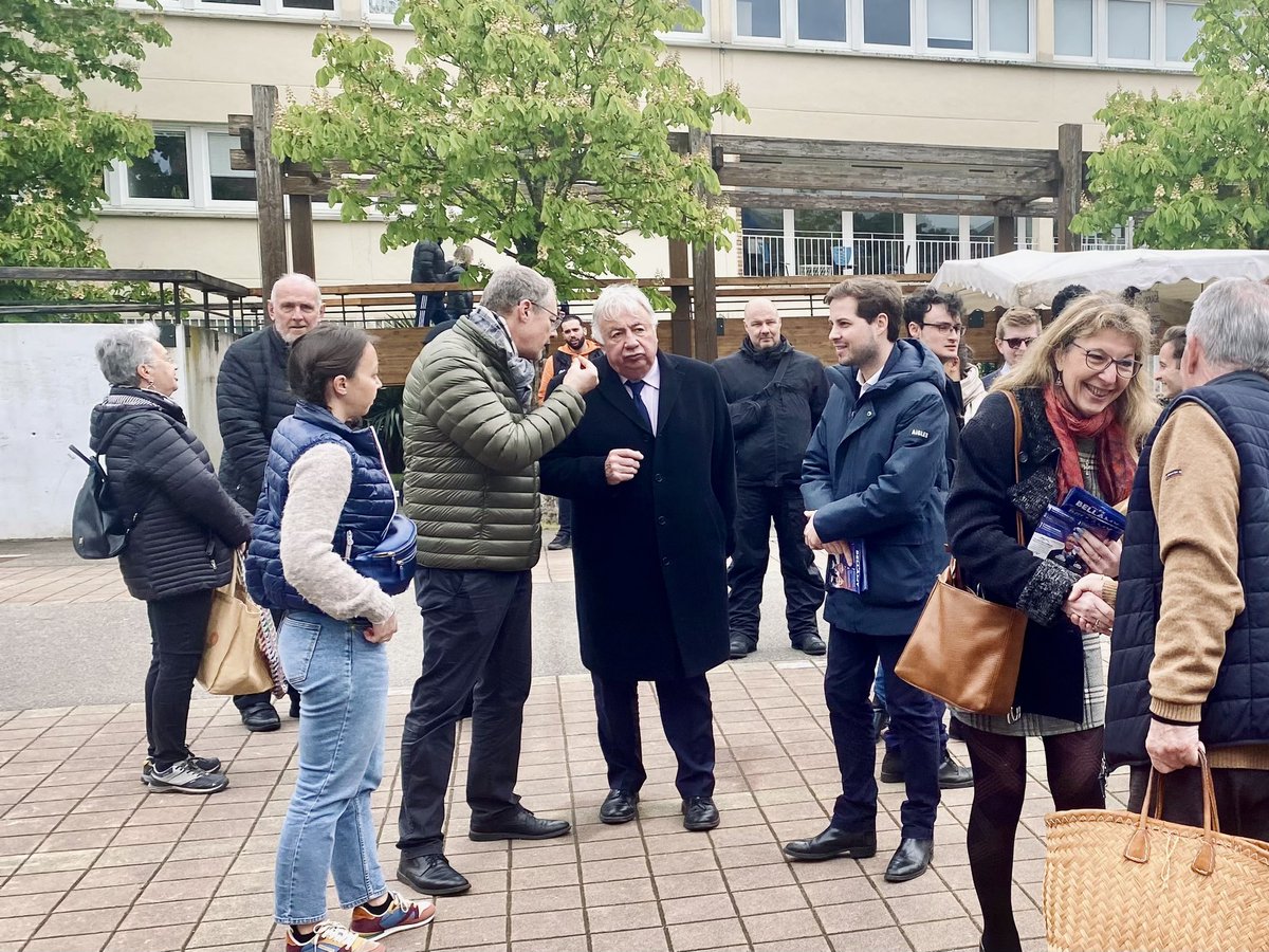 gerard_larcher's tweet photo. 🇫🇷🤝🇪🇺 Sur le marché de #Maurepas pour soutenir @fxbellamy ! 

Avec les militants, @GeoffroyBax maire du Perray-en-Yvelines et @emmanuelD78 maire adjoint de Maurepas https://t.co/2Ahz8FwOqk