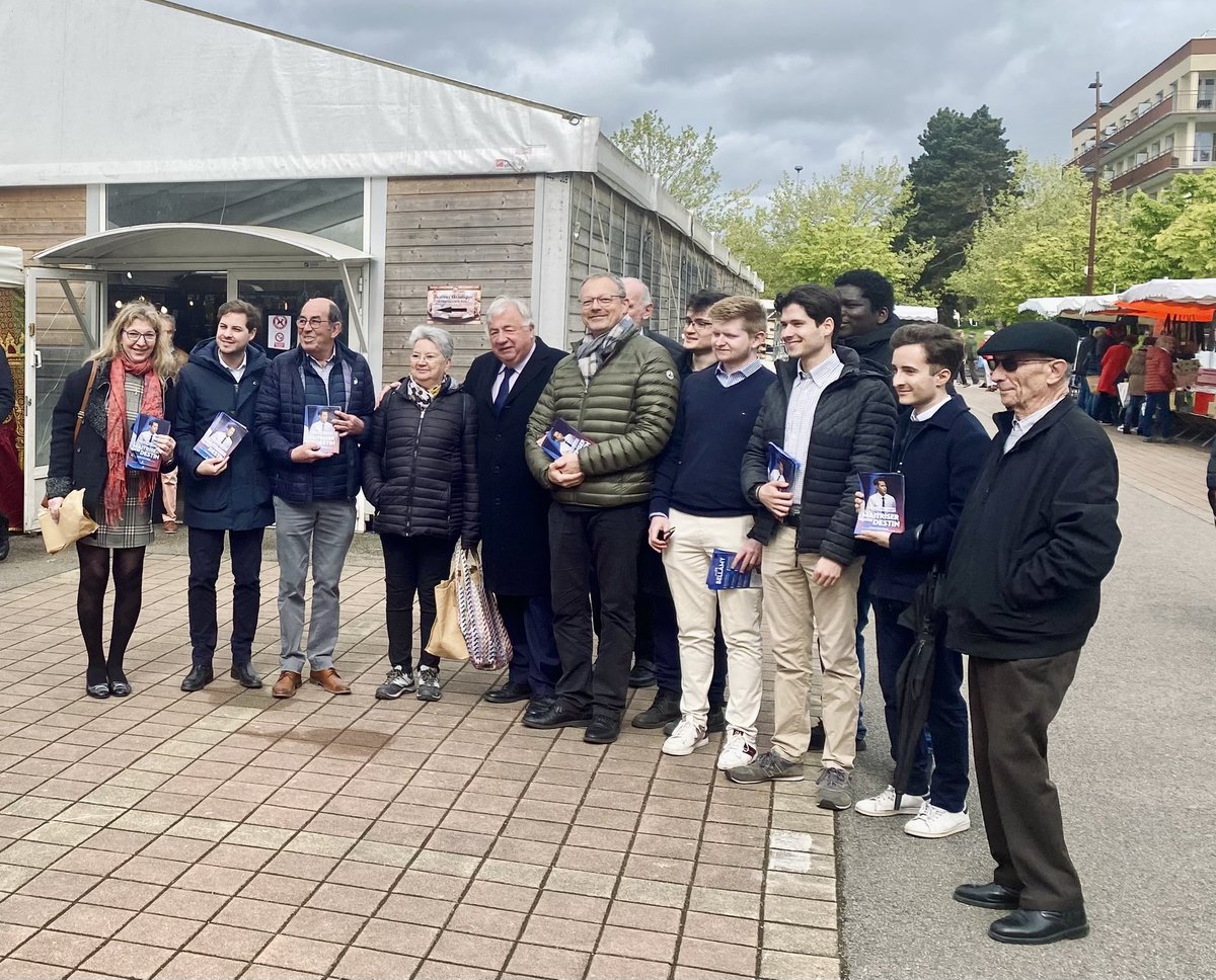gerard_larcher's tweet photo. 🇫🇷🤝🇪🇺 Sur le marché de #Maurepas pour soutenir @fxbellamy ! 

Avec les militants, @GeoffroyBax maire du Perray-en-Yvelines et @emmanuelD78 maire adjoint de Maurepas https://t.co/2Ahz8FwOqk