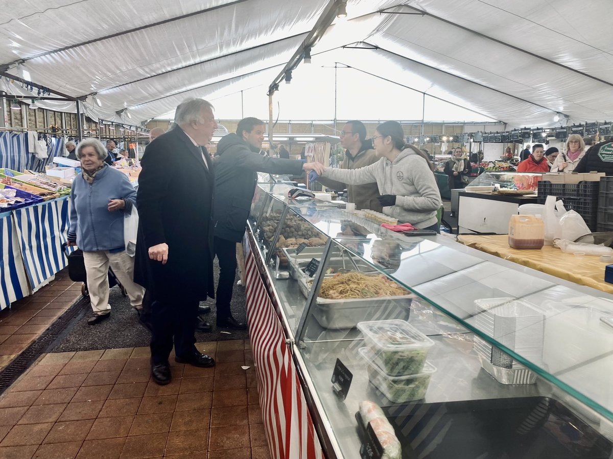 gerard_larcher's tweet photo. 🇫🇷🤝🇪🇺 Sur le marché de #Maurepas pour soutenir @fxbellamy ! 

Avec les militants, @GeoffroyBax maire du Perray-en-Yvelines et @emmanuelD78 maire adjoint de Maurepas https://t.co/2Ahz8FwOqk