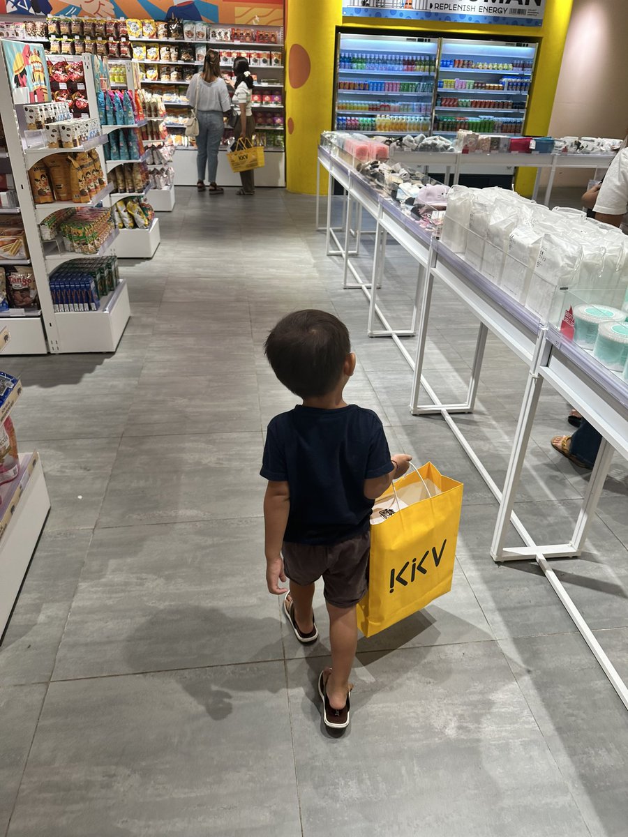 Udah bisa minta udah bisa pilih sendiri tapi belum bisa bayar sendiri 😂✌🏻 (masih panggil mama kalau ke kasir)