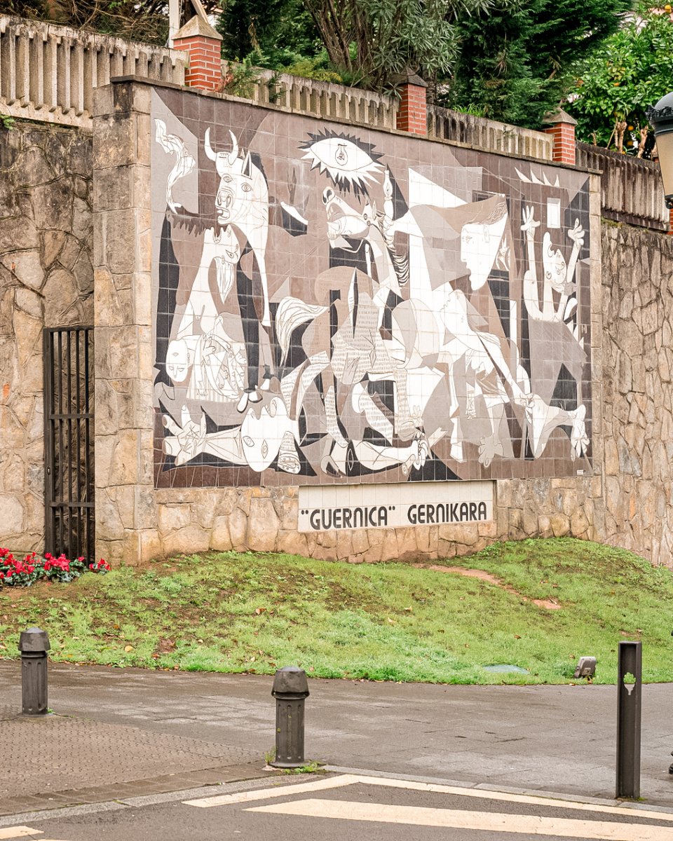 ¡El #Guernica de #PabloPicasso también está en #Bizkaia! Está en #Gernika, en la Calle Allendesalazar. In Gernika you can see the ceramic mural that reproduces the iconic 'Guernica' by Pablo Picasso! Gernikako Allendesalazar kalean dago, Batzar Etxetik gertu! 📍@VisitUrdaibai