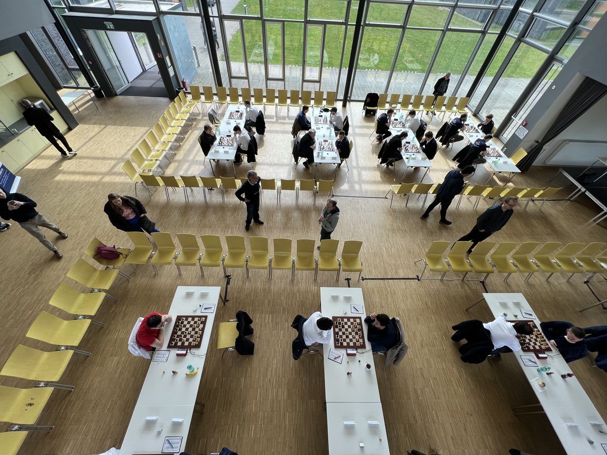 Seit einer Stunde läuft die Bundesliga in Kiel.
SK Doppelbauer Kiel - MSA Zugzwang
Hamburger SK - FC Bayern München
Insbesodnere für Hamburg geht es um den Klassenerhalt. Schaut in der Ricarda-Huch-Schule oder auf chess.com/events/2023-20… vorbei