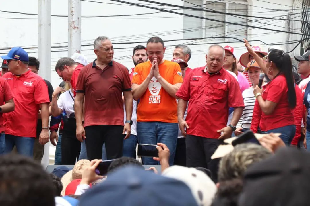 'Nos ha tocado muy difícil, pero aprendimos del gigante Chávez a crecer en medio de las dificultades y con Nicolás Maduro seguiremos a la vanguardia de los pueblos libres del mundo, en la lucha frontal contra el imperialismo' Primitivo Cedeño.

#IgualdadYJusticiaSocial