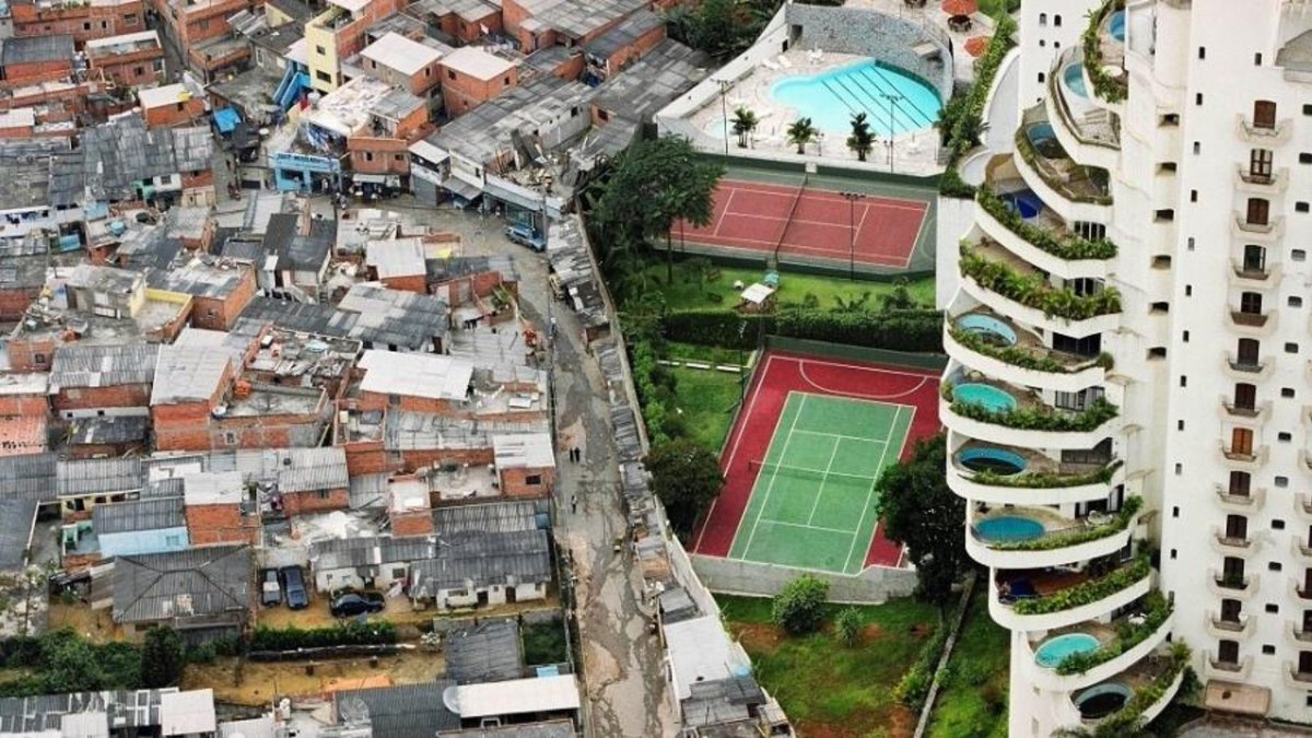 Desigualdades elevadas corroem a paz e o desenvolvimento. Para reduzir as desigualdades, a renda dos 40% mais pobres precisa crescer a uma taxa superior à média nacional até 2030. 📌 Saiba mais: brasil.un.org/pt-br/sdgs #Agenda2030 #ObjetivosGlobais 📸: Tuca Vieira/El País