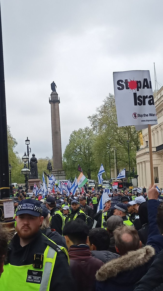 Amongst handful of Israeli counter protesters, there is a lone Hindutva genocide supporter.

#londonprotest
#FreePalestine 
#CeasefireNOW 
#IsraeliWarCrimes