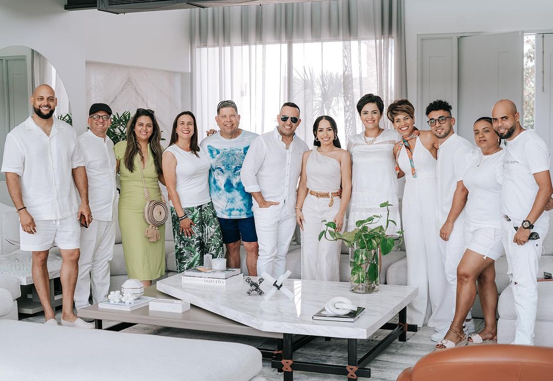RyanKen47518931's tweet photo. I appreciate your well wishes, family 🤩. The attire code demonstrates our power, solidarity, and goal-oriented vision 🤩

💪Foreverrr Team Ryan 🫂🫂

#TeamRyan #family #cyroestates #cyrofx #vorticunited #versenetwork #MariyaGureeva #biznesmg #шагиуспехамх #IVEY11 #poraDex #x https://t.co/AqNycSvV6i