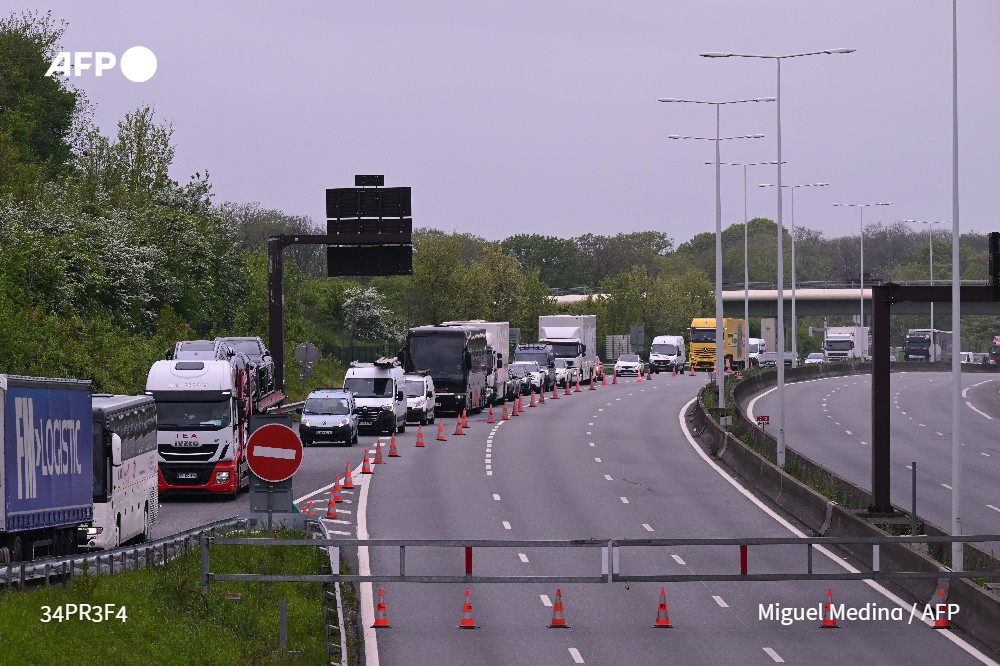 🚧 Autoroute A13 : la fermeture depuis le 18 avril du tronçon situé entre le boulevard périphérique parisien et l'A86 a été prolongée en raison de 'faibles mouvements de terrain', a annoncé la préfecture des Hauts-de Seine sans préciser la date de la réouverture #AFP