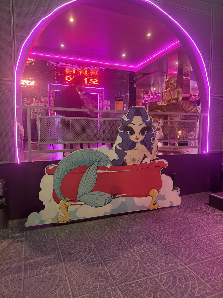 33evonne33's tweet photo. 來泰國我最想嘗試的就是泰國洗🤪😍
氣墊床奶洗感覺很妙
私密洗只覺得好⋯⋯⋯刺😂
泰國妹一度很尷尬
後來用翻譯問我說
可以來一場隨意地性行為嗎？
第一次看到我家那位跟別人打砲⋯⋯
原來我的心能那麼平靜🙃
我以為我可能無法接受可能會生氣
畢竟我的佔有慾其實挺強的😆😆😆 https://t.co/sIDUQljVre