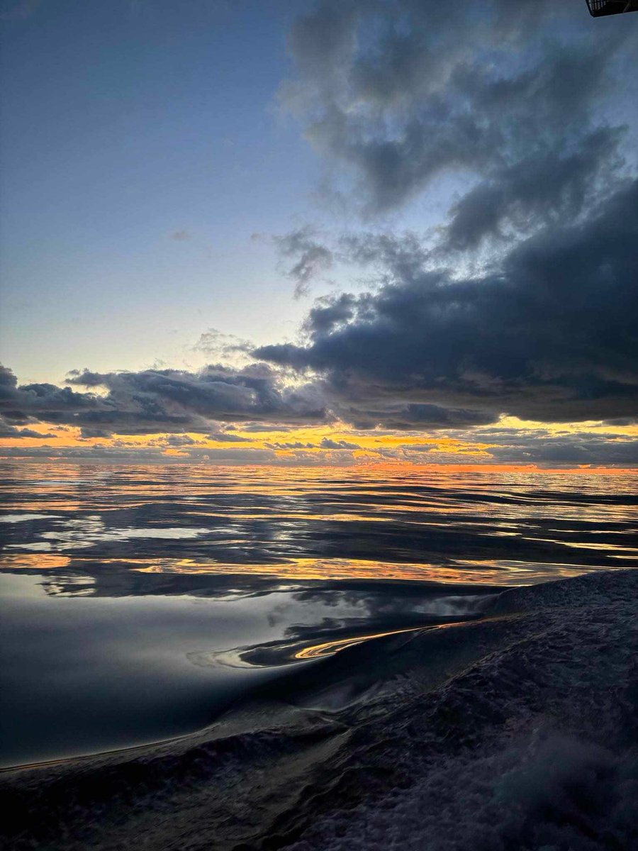 What a sunrise seen in the middle of the Atlantic Ocean this morning between Spain and Newfoundland! 📸 Joseph Curtis 🚢Paul A. Sacuta Since the boat is bound from Spain to St. John’s, I’ll tag #NLwx!