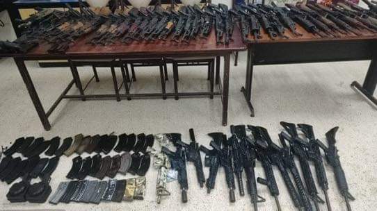 MinMedio's tweet photo. #Manabi
Portoviejo 
Las Fuerzas Armadas dieron un fuerte golpe a la organización " Los Choneros " tras encontrar un arsenal encaletado.
En el lugar se encontró:
- 51 fusiles 
- 3 pistolas
- 38 alimentadoras 
- Mas de 1200 galones de combustible https://t.co/PsXUvM0Uha