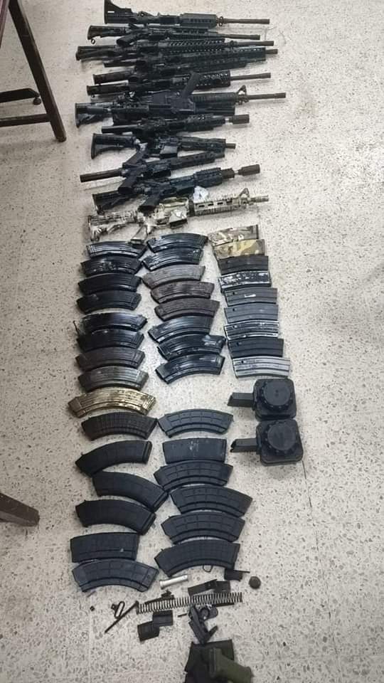 MinMedio's tweet photo. #Manabi
Portoviejo 
Las Fuerzas Armadas dieron un fuerte golpe a la organización " Los Choneros " tras encontrar un arsenal encaletado.
En el lugar se encontró:
- 51 fusiles 
- 3 pistolas
- 38 alimentadoras 
- Mas de 1200 galones de combustible https://t.co/PsXUvM0Uha