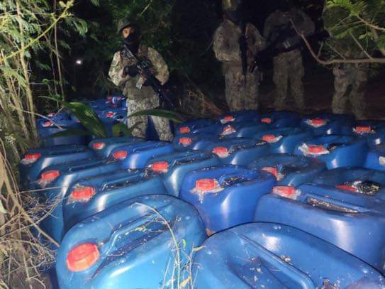 MinMedio's tweet photo. #Manabi
Portoviejo 
Las Fuerzas Armadas dieron un fuerte golpe a la organización " Los Choneros " tras encontrar un arsenal encaletado.
En el lugar se encontró:
- 51 fusiles 
- 3 pistolas
- 38 alimentadoras 
- Mas de 1200 galones de combustible https://t.co/PsXUvM0Uha