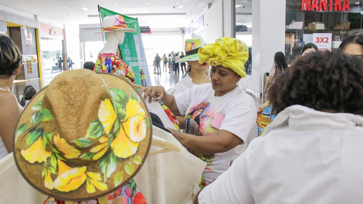 SENACesar_'s tweet photo. El Dir. (e) del @SENACesar_  @eudeszapata dio apertura a la feria de emprendimiento de las víctimas del conflicto armado realizada en @MayalesPlaza en Valledupar. Más de 30 unidas productivas se dieron cita este viernes 27 de abril para comercializar sus productos. @SENAComunica https://t.co/dVnYL8Cd8w