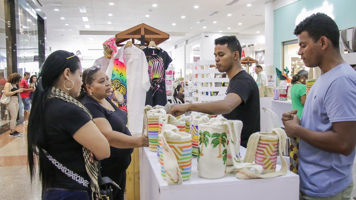 SENACesar_'s tweet photo. El Dir. (e) del @SENACesar_  @eudeszapata dio apertura a la feria de emprendimiento de las víctimas del conflicto armado realizada en @MayalesPlaza en Valledupar. Más de 30 unidas productivas se dieron cita este viernes 27 de abril para comercializar sus productos. @SENAComunica https://t.co/dVnYL8Cd8w