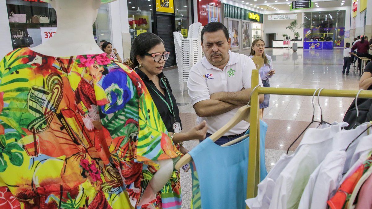 SENACesar_'s tweet photo. El Dir. (e) del @SENACesar_  @eudeszapata dio apertura a la feria de emprendimiento de las víctimas del conflicto armado realizada en @MayalesPlaza en Valledupar. Más de 30 unidas productivas se dieron cita este viernes 27 de abril para comercializar sus productos. @SENAComunica https://t.co/dVnYL8Cd8w