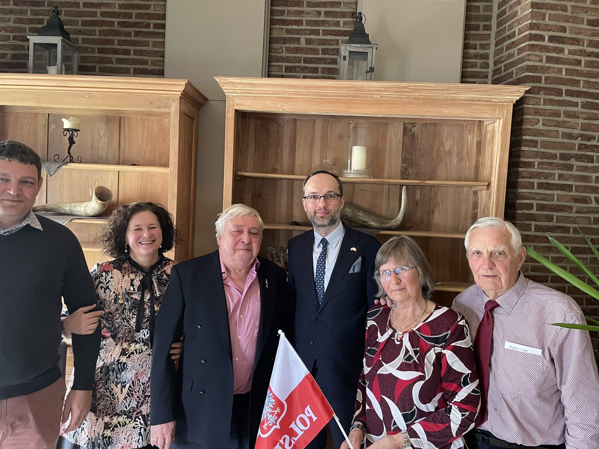 The General Meeting of the Association of the First Armoured Division Belgium took place in Lokeren, one of Flemish towns liberated by 🇵🇱 soldiers in 1944. Amb. Siemianowski delivered a speech at the event and met with Mayor @FilipAnthuenis 🇵🇱🤝🇧🇪 @ipngovpl_eng @Kombatanci