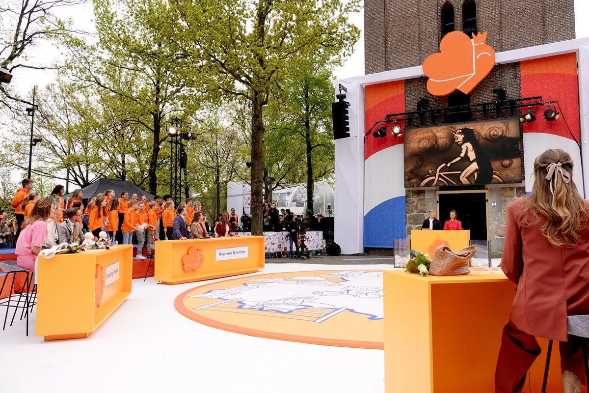 Samen met de kindergemeenteraad en basisschoolleerlingen speelt de Koninklijke familie een regiospel. De prijs voor het winnende team? Eeuwige Emmense glorie! Op het Innovatieplein wordt stilgestaan bij de rol van Emmen in de sector circulaire plastics. koninklijkhuis.nl/koningsdag