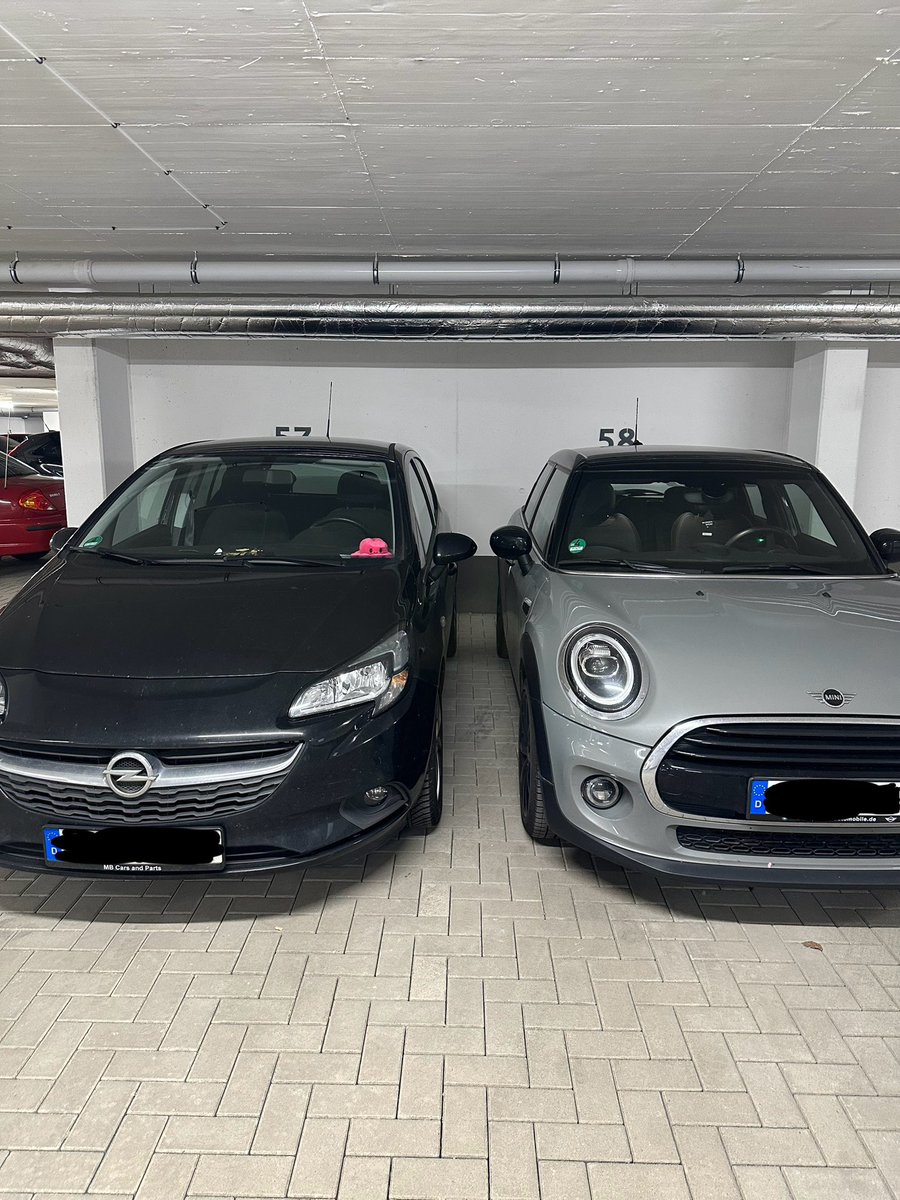 Die Frau neben mir parkt immer auf der weißen Linie. Ich kann jedes Mal gucken, dass ich beim einparken genug Platz lasse, damit sie noch rein kommt. Heute hab ich mal drauf geschissen und mich mal mittig auf meinen Parkplatz gestellt. Kann doch nicht sein…
