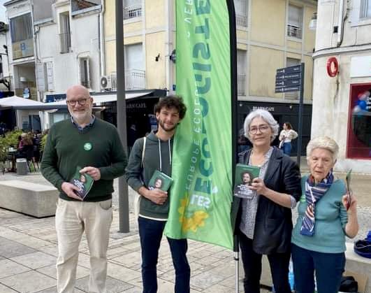 #ElectionsEuropeennes2024  sur le marché de #MontdeMarsan pour notre liste écologiste menée par #MarieToussaint. Aucun autre partis  présents…C trop tôt 😏un accueil  chaleureux avec le soleil 🌞 et un Engagement Ecolo #Multigénérationnel 🌻🤝🌻