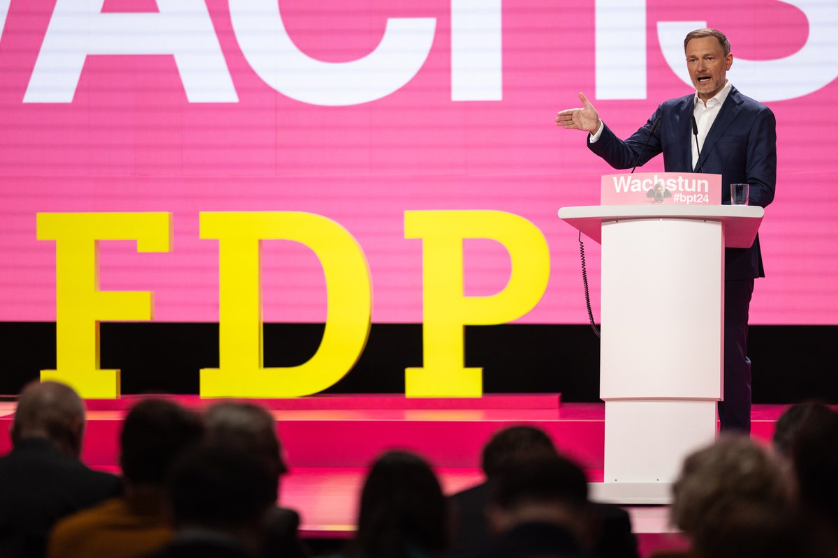 Die FDP auf der Suche nach sich selbst – @drumheadberlin berichtet vom Parteitag in Berlin. Bemerkenswert: Lindner sprach so ziemlich über alles. Nur nicht über die Ampel und die viel zitierte „Scheidungsurkunde“ … Alle Infos: nius.de/politik/lindne…