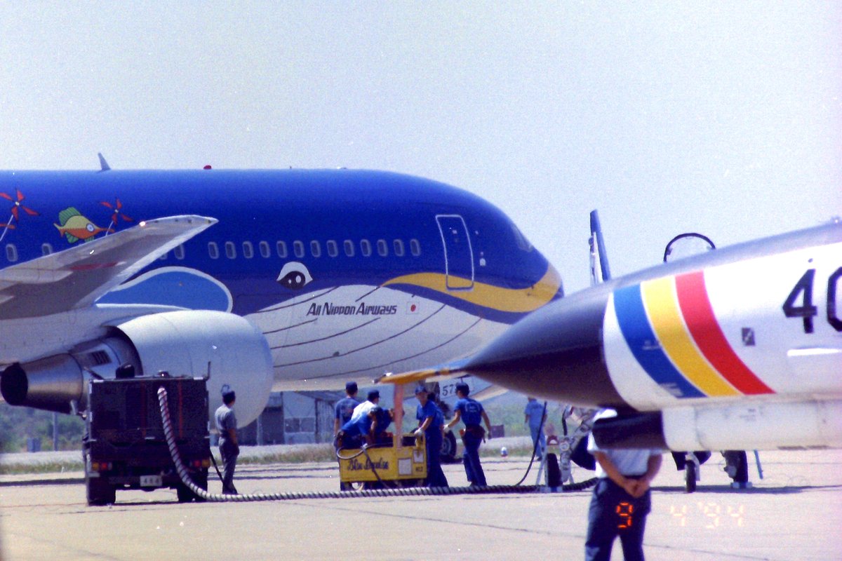 30年前の小松基地航空祭。 マリンジャンボJr（遊覧飛行）、航空自衛隊40周年記ファントム、T-1ブルーインパルス。当時、子供の私よ、もう少し引いてファントムも全体入れろよ。
#これを見た人は20年以上前の写真を貼る