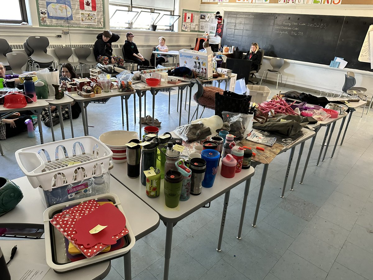 What a great night planned by our intermediate students and staff! Our garage/craft/art/bake sale was a huge hit! Thanks so much to all our Grizzly families who came out to support our school! @GEDSB