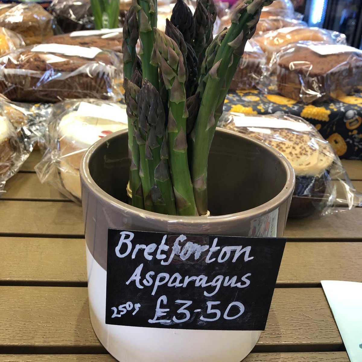It's British Asparagus Season and we're stocking Bretforton-grown gras at a great price. Why not get some today? Team it with our ham and eggs (Billy's Free Range Woodland Eggs). Or steam it and serve with hollandaise sauce. Delicious!
#valeofeveshamasparagus