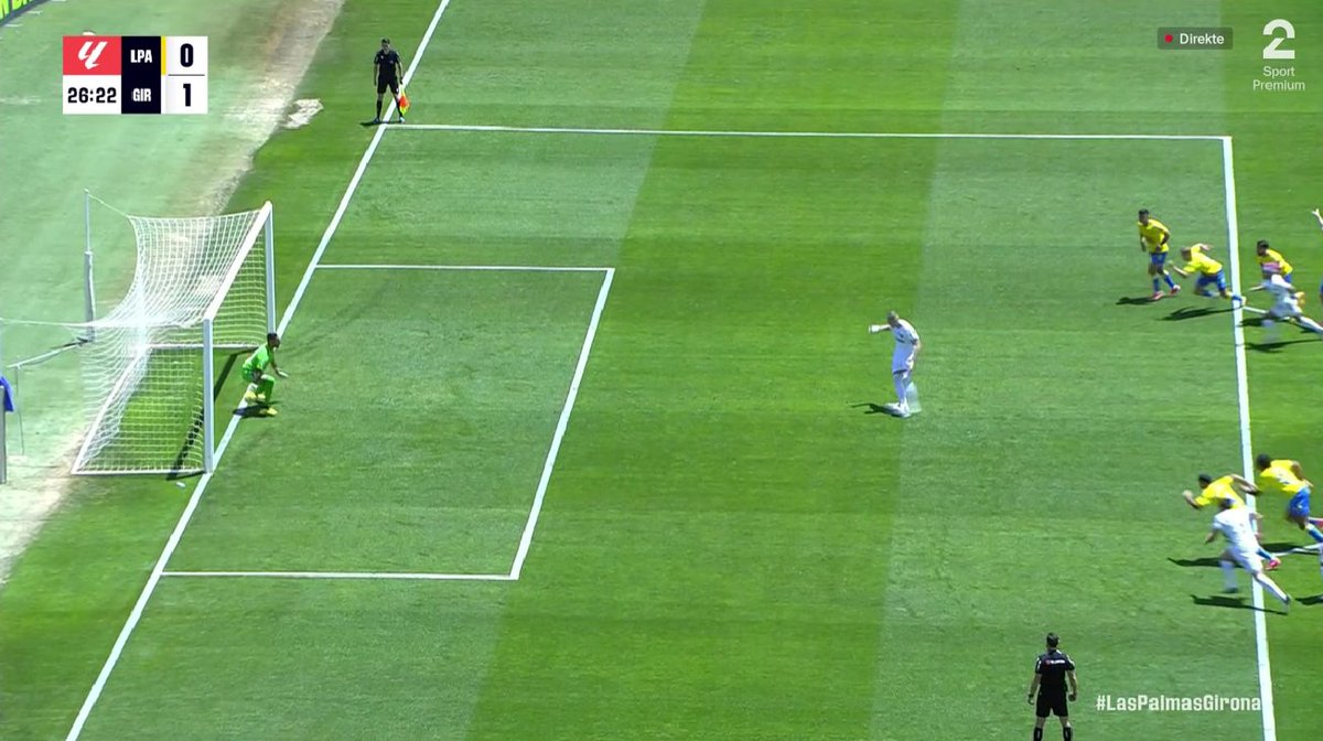 📺💥 Desconexión del VAR en el UD Las Palmas - Girona.

👉🏻 David López se encuentra dentro del área en el momento del golpeo de Dobvyk.

❌ SE DEBIÓ REPETIR EL PENALTI.

▪️ Importante despiste de Del Cerro Grande desde la sala VOR.