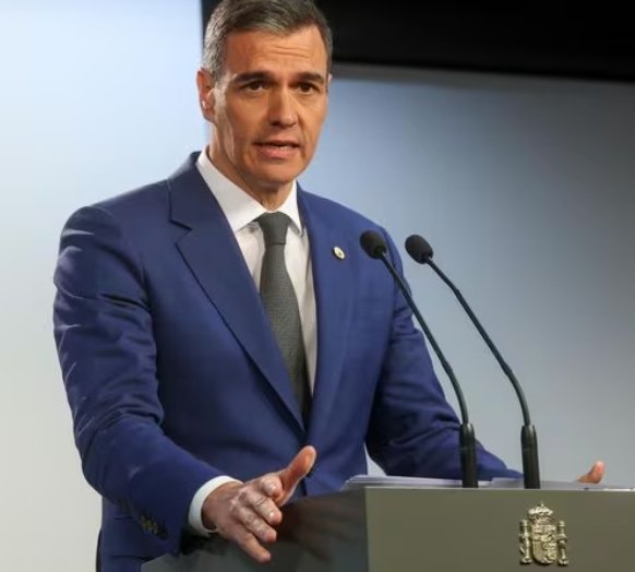 luisgonzaloseg's tweet photo. Si un presidente de gobierno, que está a punto de cumplir seis años en el poder, dimite por la guerra sucia después de reiterar durante su mandato que "España es una democracia plena":

A) Ha sido un irresponsable y un negligente por no afrontar el problema y lleva años mintiendo al respecto.

B) Hasta ahora, las acciones de las cloacas beneficiaron sus intereses porque los objetivos principales fueron otros. Ha sido cómplice (he ahí sus entrevistas a Ferreras).

C) España no es una democracia real, por lo que el puesto de presidente no es más que un adorno para dar apariencia democrática. El poder no reside en el pueblo, sino en otros espacios. Por ello, no tiene capacidad real de cambiar lo esencial.

D) Es indiferente porque no ha tenido intención de dimitir, solo es una maniobra política.

E) Una combinación de varias o todas las anteriores.

*Sin olvidar que dos años antes de llegar al poder sufrió un golpe de timón en su propio partido.

Sea como sea, tras seis años en el poder, ser víctima de la guerra sucia sin haber tomado ninguna medida real para acabar con ella, e incluso haber beneficiado a periodistas de las cloacas, como Ferreras, deja en muy mal lugar a Pedro Sánchez.

*

La trampa ucraniana. El relato occidental a examen 👉 https://t.co/pYljIIDot0