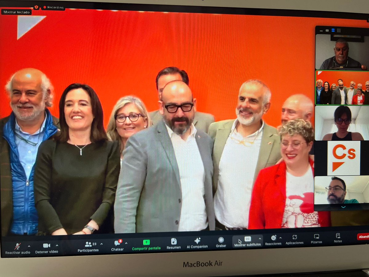El Presidente de nuestra Gestora de Galicia, Manuel Moinelo, apoyando en Cataluña a nuestros compañeros de Ciudadanos.
Porque, en este momento de confrontación y de guerras de trincheras, un partido centrado, progresista y dialogante es más necesario que nunca