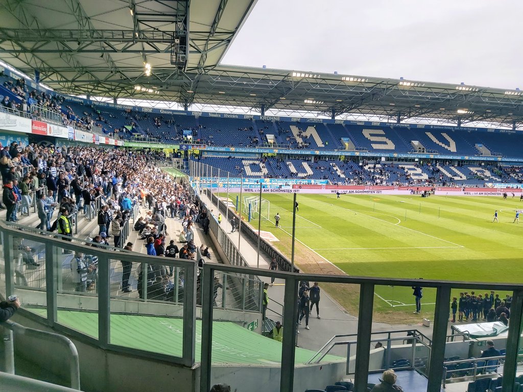 nielsvenus's tweet photo. In de Schauinsland-Reisen-Arena bij MSV Duisburg - SV Sandhausen, een belangrijke wedstrijd voor de thuisploeg in de 3. Liga 🇩🇪
@MSVDuisburg 🔵⚪ - @SV_Sandhausen ⚫⚪
#groundhopping #MSVSVS https://t.co/magTkNmCO6