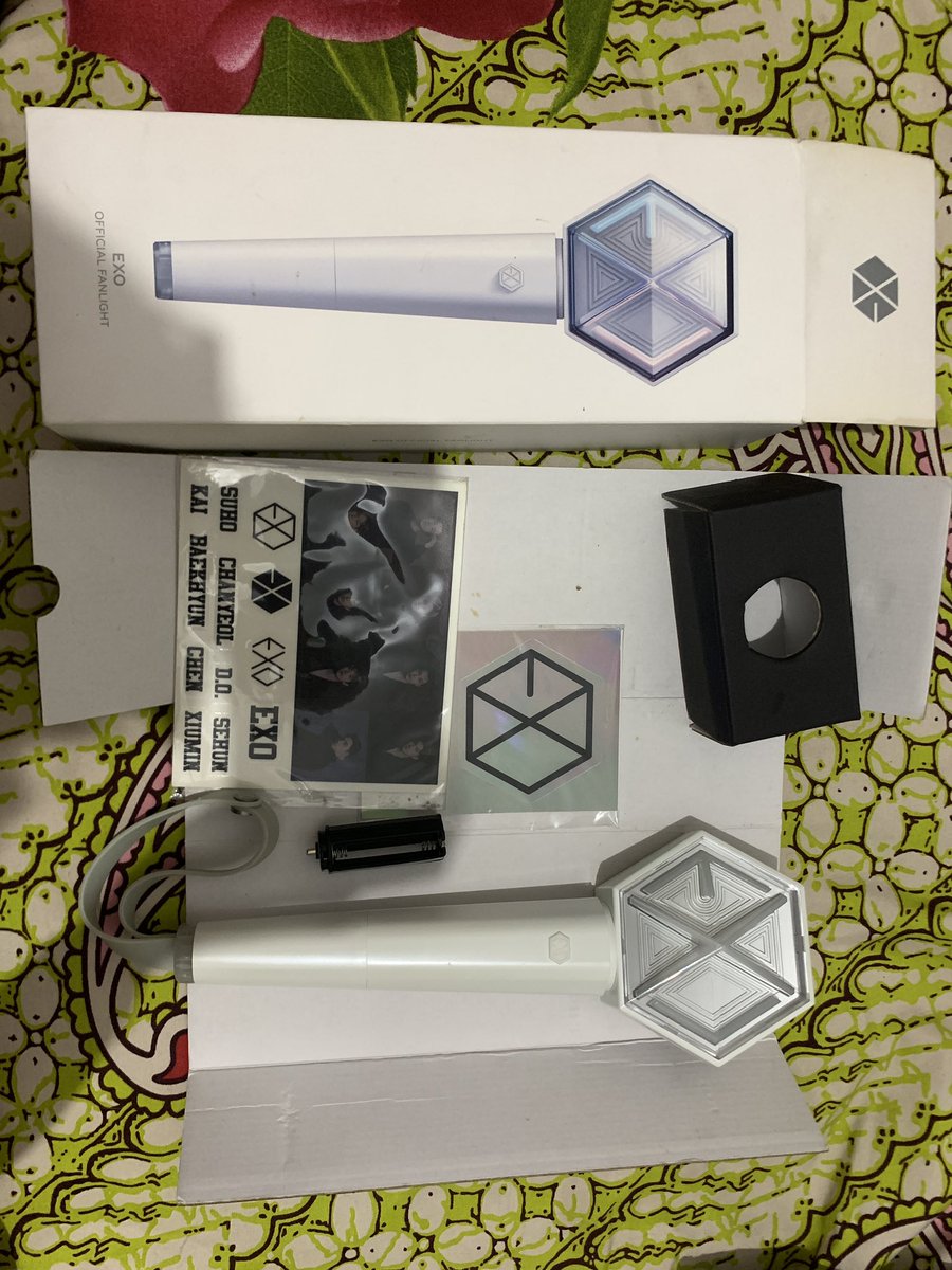redcerie's tweet photo. WTS/ Want To Sell 
Preloved EXO official lightstick V3.
• LS mulus, good condi, blm pernah dipake konser samsek. cuman dipajang aja dan dinyalain sesekali buat memastikan msh nyala😭
• box aman, cuman ada beberapa noda, stiker ✅ PC ❎
• dom sby
DM for details and price 🫶🏻 https://t.co/rVWbSlnyGh