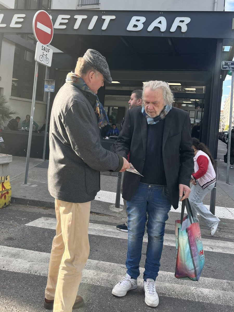 🇫🇷Villeurbanne 69100 
 tractage sur le marché de gratte-ciel. 
Merci aux Villeurbannais pour leur accueil. 
La machine RN tourne à plein régime. 
Le 9 juin, la France va retrouver son destin avec @J_Bardella 
#VivementLe9Juin