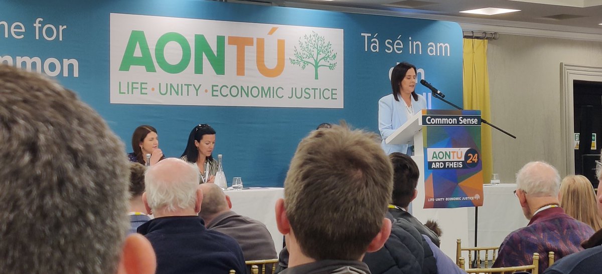 'a united Ireland is for everyone, regardless of class or creed' says @nic_iosa evoking memory and aims of Wolfe Tone while discussing #unitedireland at #aontúaf24 

#Aontú