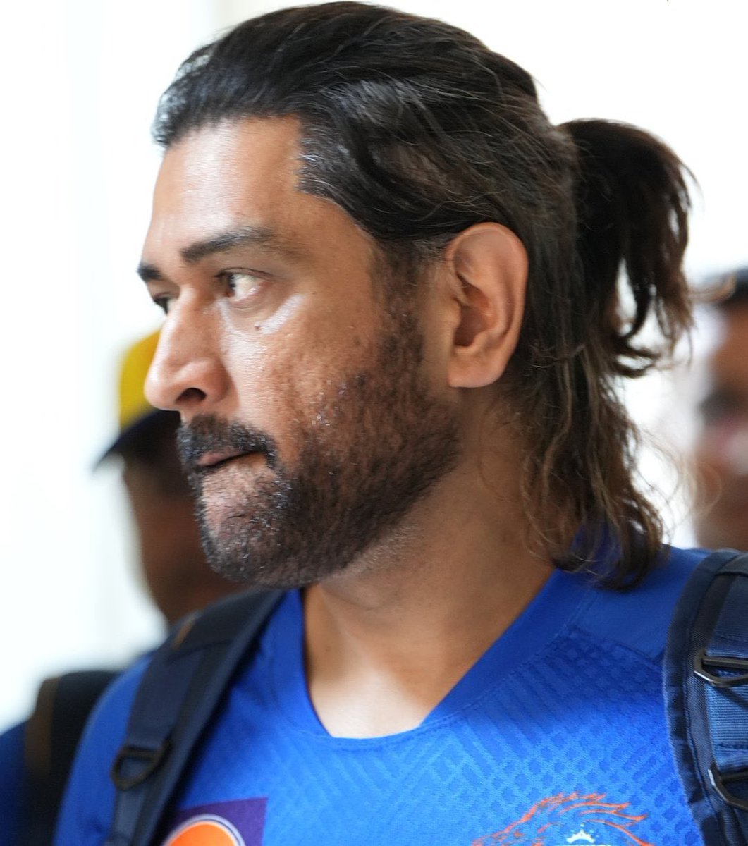 Drop an emoji to describe this picture of Dhoni. We’ll start with 🔥🤩