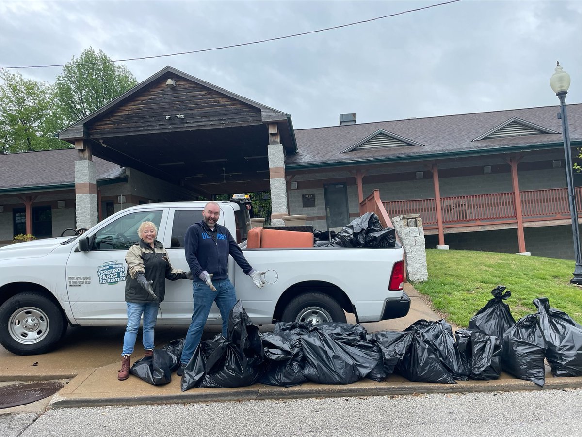 Final recap on yesterday’s cleaning of January Wabash Park in Ferguson: 50+ volunteers from Emerson and beyond made this beautiful park spotless. Thx to Emerson’s Adam Glassl for leading the way. Today: Brentwood Blvd at Forest Park Parkway.