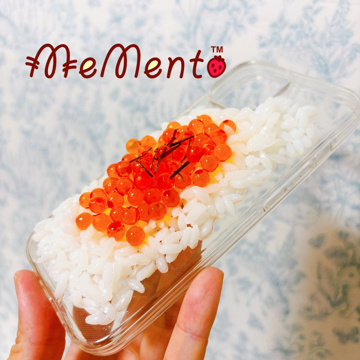 mentodeco's tweet photo. 今日から私のスマホカバーはこちら♡
いくらご飯のケースになりましたヽ(*＾ω＾*)ﾉ
惜しみなくこの間作ったいくらをのせたらスマホスタンドにスマホが乗せられないことに気付き少し凹んでます。
でも外での店員さんとか反応が面白すぎました✨ https://t.co/XMBfMgYbas