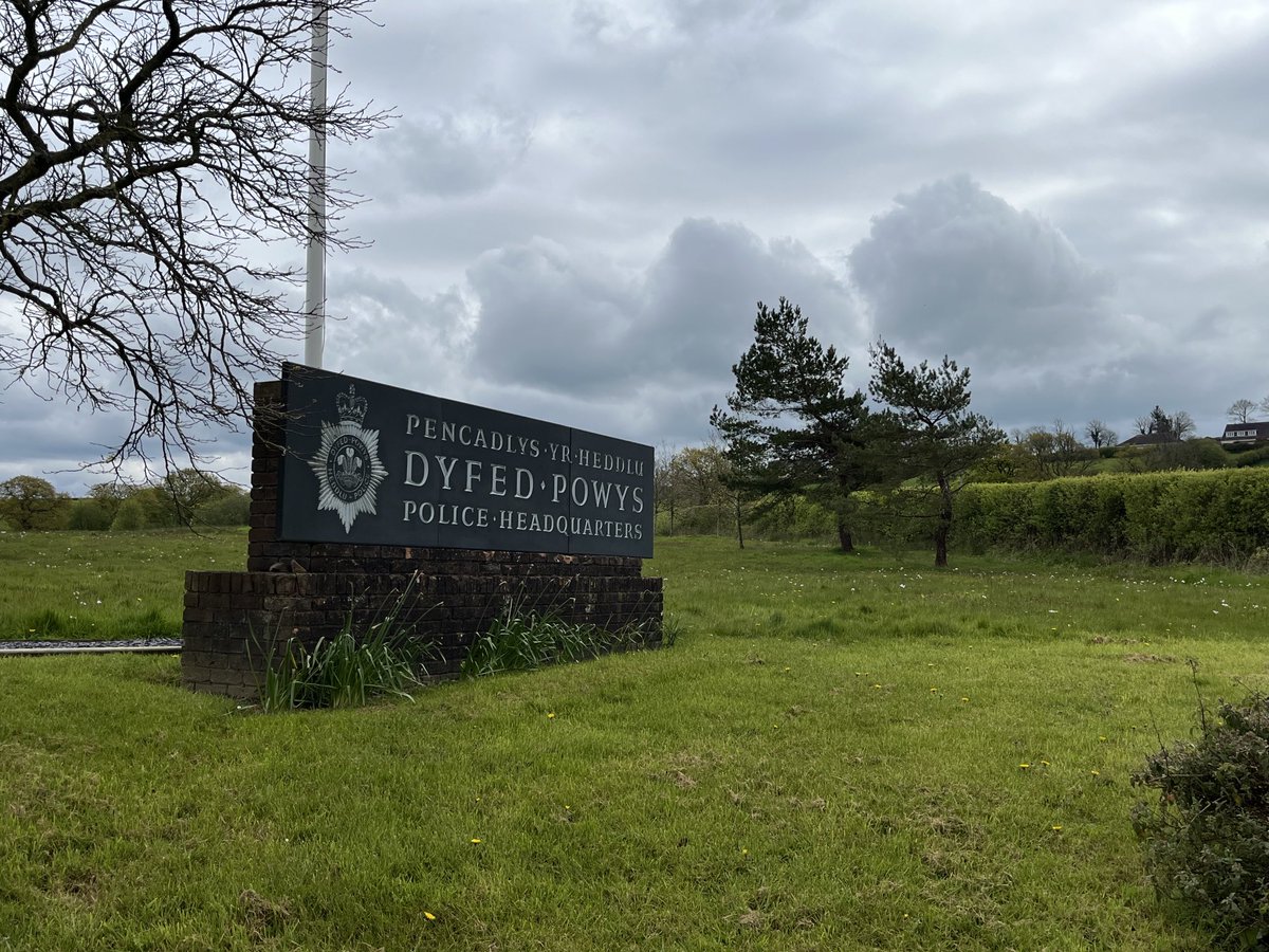 A weekend lunchtime visit to ⁦@DyfedPowys⁩ Control Room to chat to staff

One supervisor on duty today is in their 47th year of service. We’re blessed with an incredible workforce here and I’m proud to serve with them