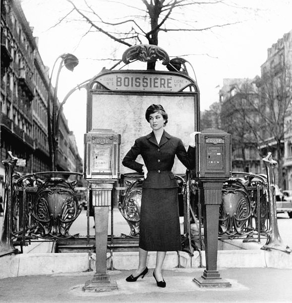 Keystone-France. Employée de la RATP posant avec le nouvel uniforme devant le métro Boissière 1954. Paris Chic