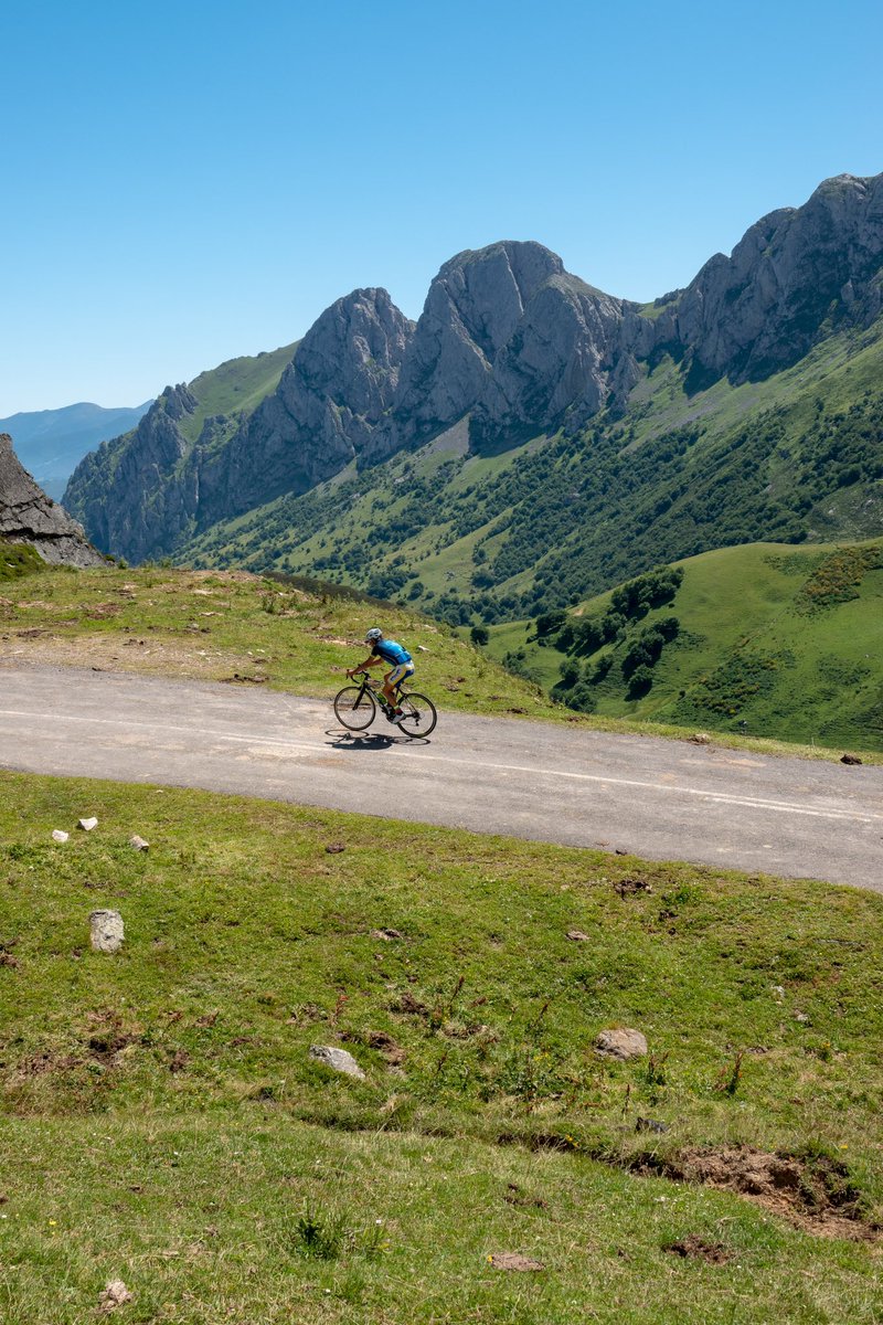 Route 2 - El Gamoniteiru & La Cubilla 
#lacubilla #lena #parquenaturallasubiñaslamesa #healthy #cyclingphotography #getaway #luxury #exercise #traveler #nature #roadcycling #travel #cyclinglife #cyclinginasturias #cyclingexperience #explore #sport #beauty 🌍: La Cubilla