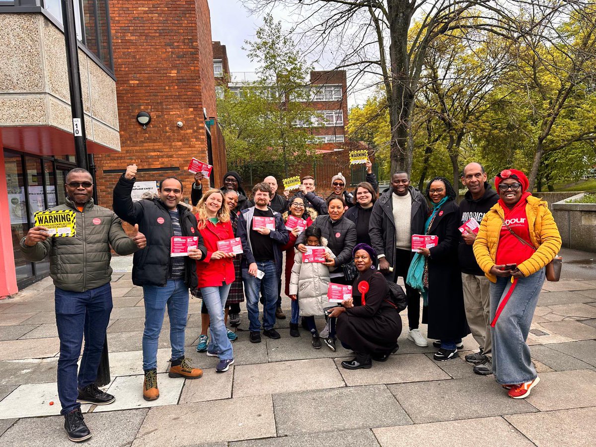 Second Labour Action Day on the #LabourDoorstep in Thamesmead Moorings. Big smiles, great conversations & strong support for @SadiqKhan, @Len_Duvall & @UKLabour. Come the 2nd May please vote: 🌹 @SadiqKhan 🌹 @Len_Duvall 🌹 @UKLabour