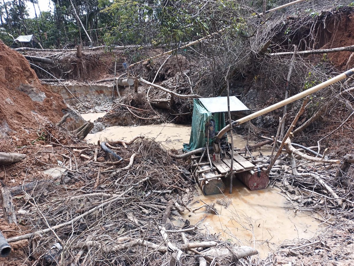 #EsNoticia | Golpe a la explotación ilícita de yacimientos mineros en el sur de Colombia. Se estima que los criminales obtenían ganancias de más de 1000 millones de pesos mensuales. Todos los detalles en >>> acortar.link/FbeTM3 #ContundenciaOperacional