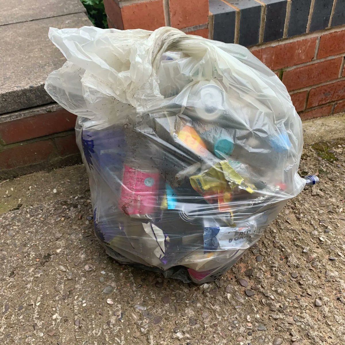 Vanessa is a rockstar! Spent yesterday, making Barnford Hill Park in Oldbury shine by picking up another FULL bag of litter AND adding to her daily step count. A true environmental champion and an inspiration to us all! #adoptastreet #volunteersrock @SercoESUK @sandwellcouncil