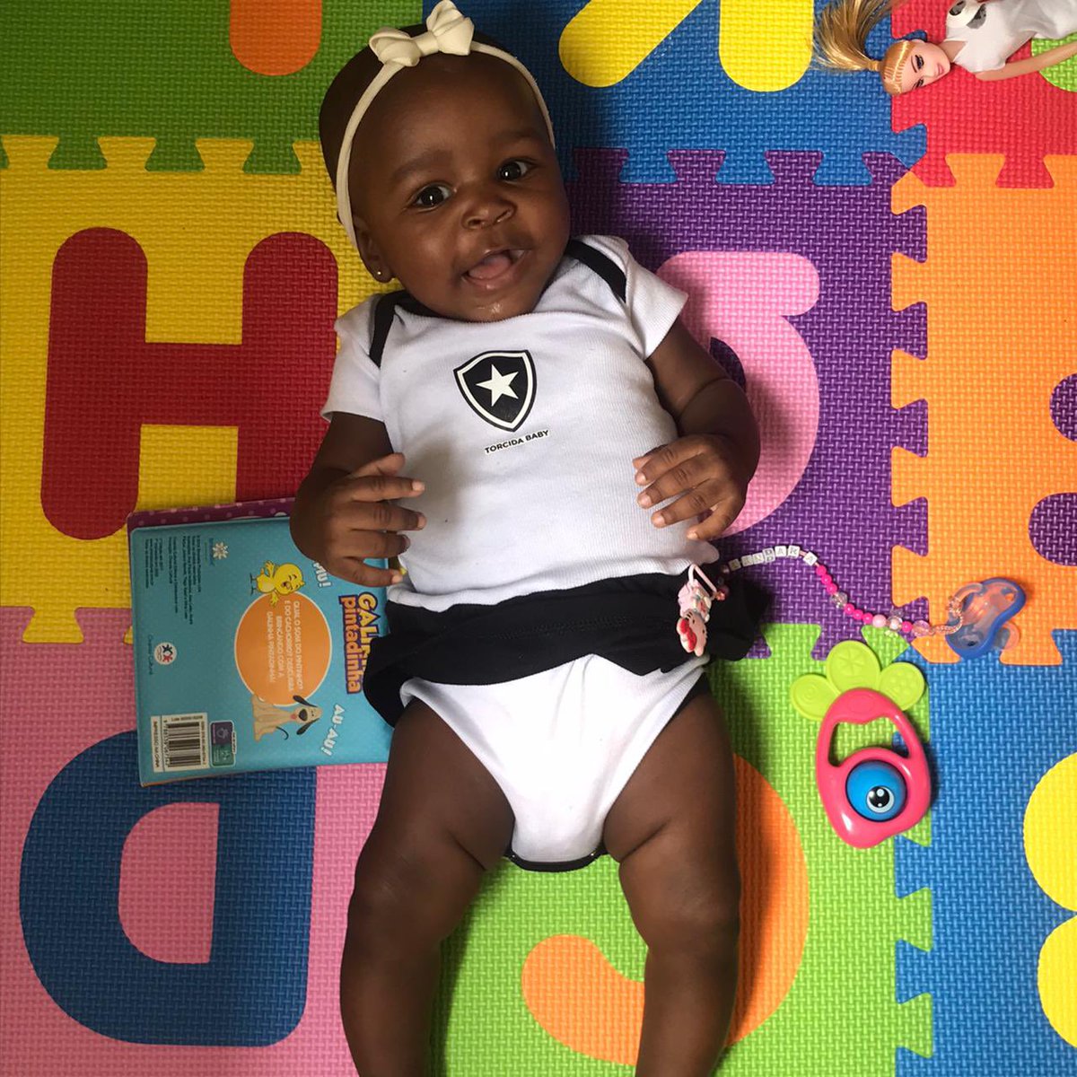 Botafogo's tweet photo. Bom dia, Família Botafogo! O sábado alvinegro começa com a minha escolhida Dandara, de 8 meses. 🤩🤍 #BFR https://t.co/K8cBWfX7SC