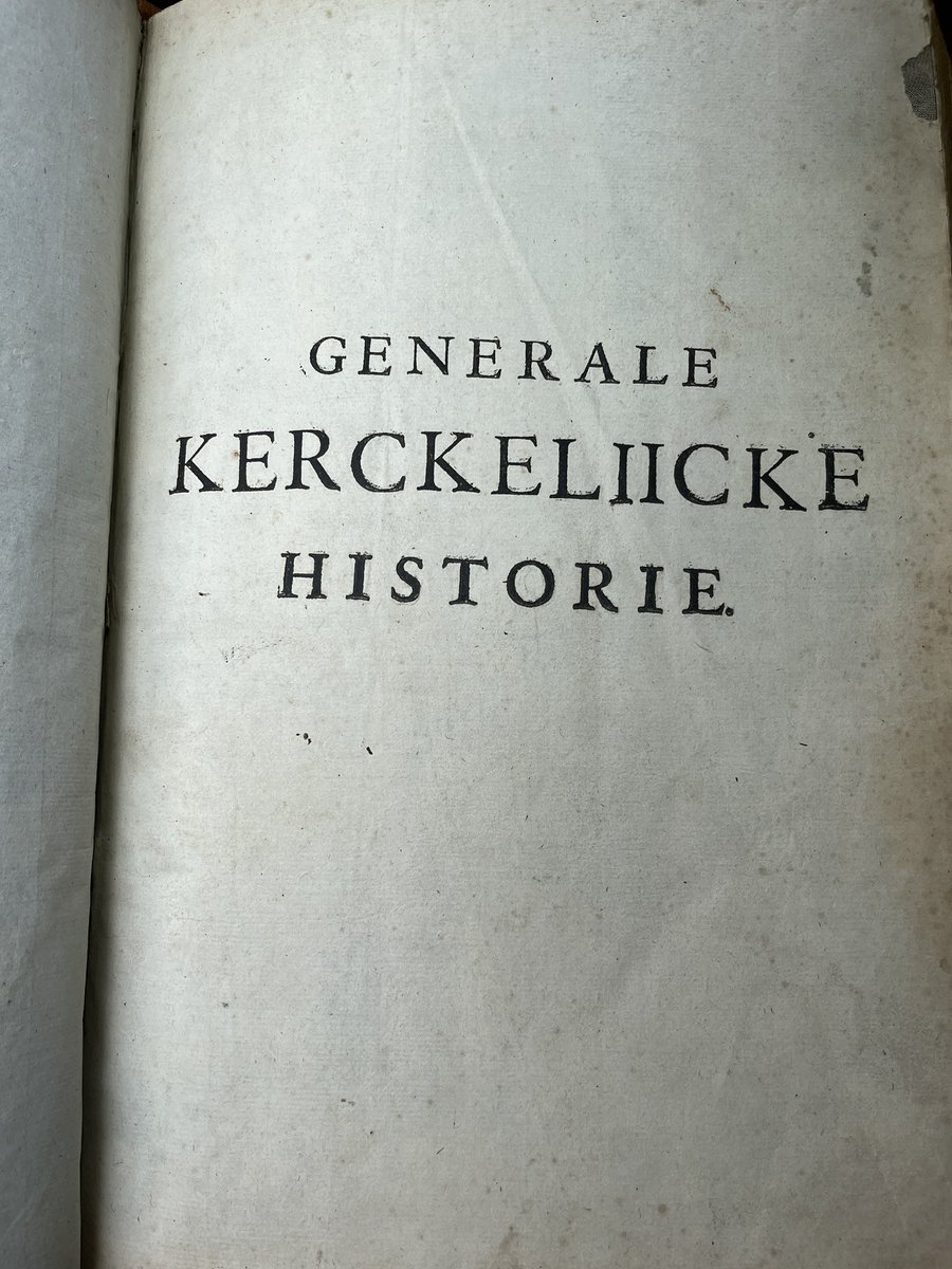 Just explored a remarkable 1623 volume, 'Generale Kerckelicke Historie', penned by Rosweydus of the Jesuit order. With engravings designed by P.P. Rubens and crafted by L. Vorsterman, this work epitomizes the rich tapestry of #bookhistory in the early modern Low Countries.
