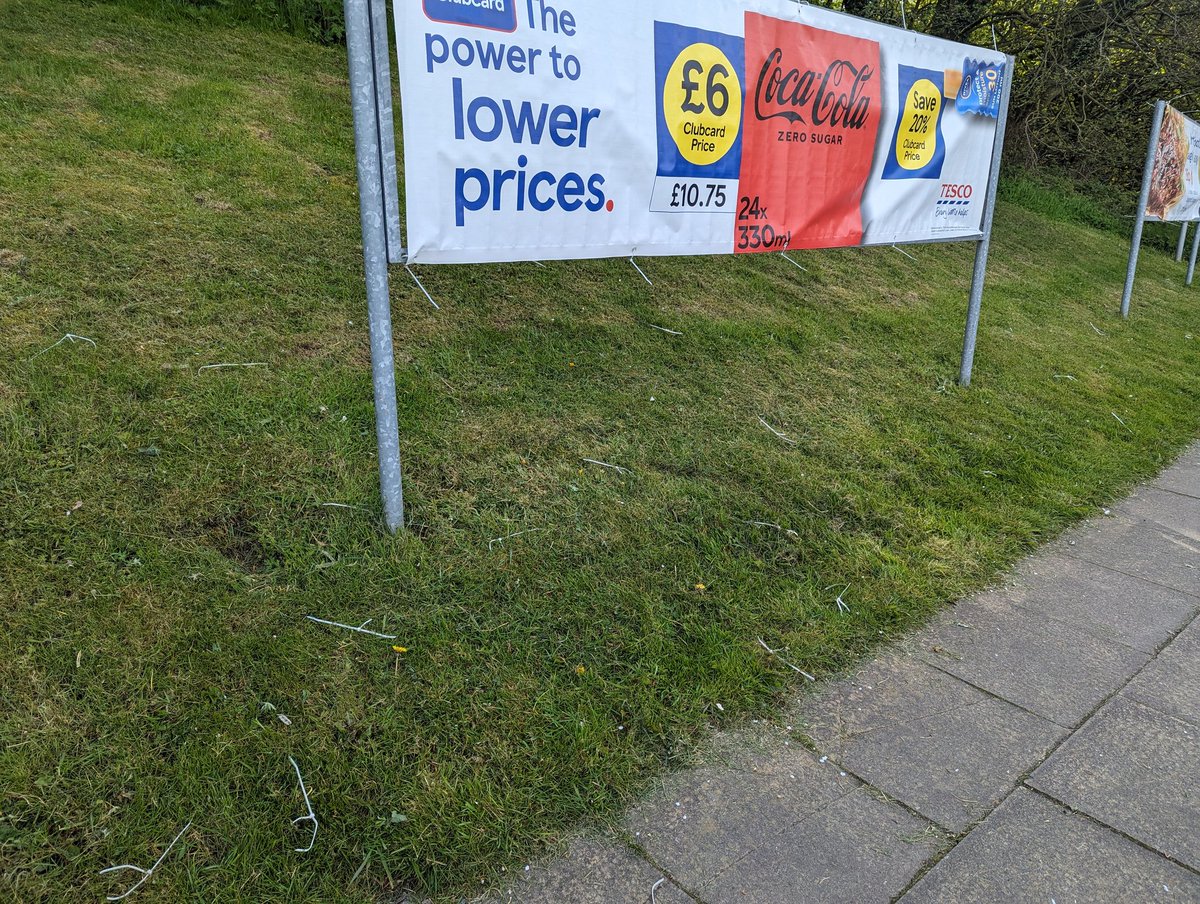 MarkBlease's tweet photo. Great that you've lowered prices, perhaps you could pick up the old cable ties now @TescoBurnleyExt @Tesco https://t.co/8THwUrshwI