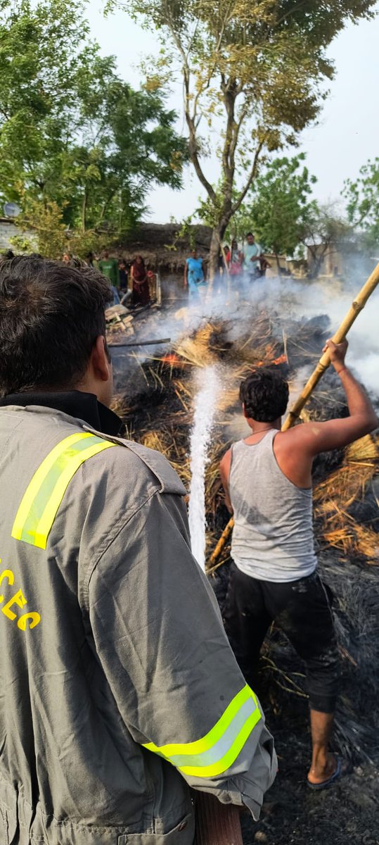 ghazipurfire's tweet photo. #FSGhazipur ! थाना #बिरनों अंतर्गत खलिहान में लगी #आग पर त्वरित कार्यवाही करते हुए #FSGhasipur #firefighters द्वारा #आग को बुझाया गया एवं पास के घर तथा मवेशियों को बचा लिया गया। कोई जनहानि नही हुई।
@AdminGhazipur
@ghazipurpolice
@CMOfficeUP https://t.co/WxrTtrD6Am