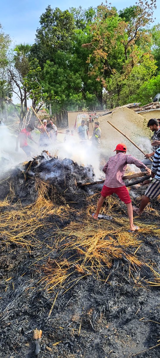 ghazipurfire's tweet photo. #FSGhazipur ! थाना #बिरनों अंतर्गत खलिहान में लगी #आग पर त्वरित कार्यवाही करते हुए #FSGhasipur #firefighters द्वारा #आग को बुझाया गया एवं पास के घर तथा मवेशियों को बचा लिया गया। कोई जनहानि नही हुई।
@AdminGhazipur
@ghazipurpolice
@CMOfficeUP https://t.co/WxrTtrD6Am