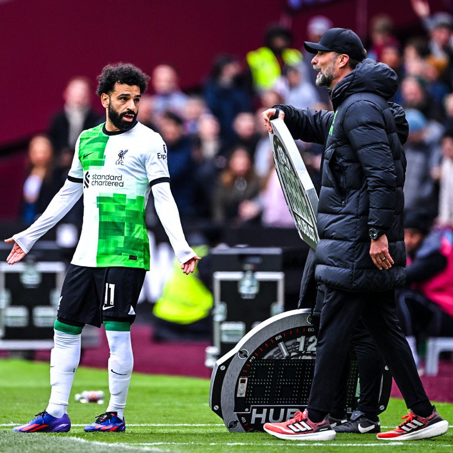 📷Jurgen Klopp and Mo Salah have a heated exchange on the touchline Is this how Mo goes out at Liverpool?👇